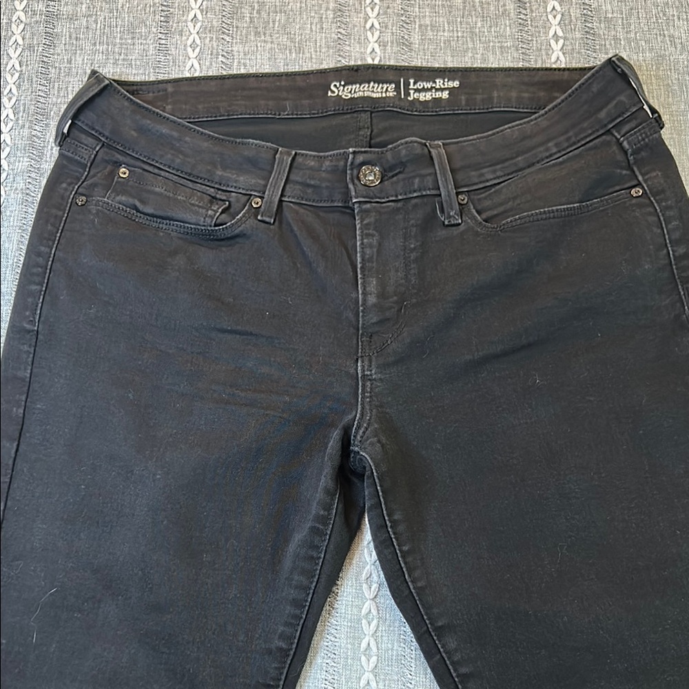 Signature Black Low-Rise Jeggings with Sleek Design